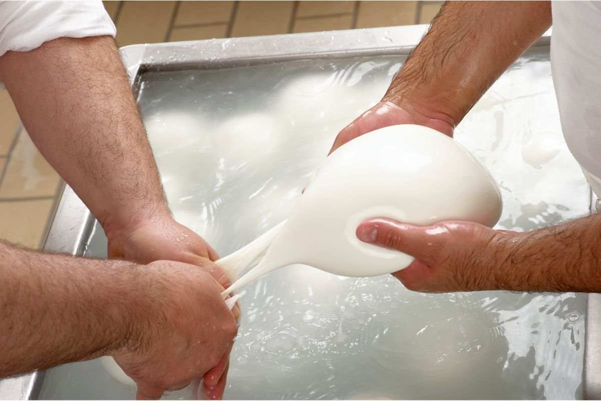 Mozzarella in lavorazione