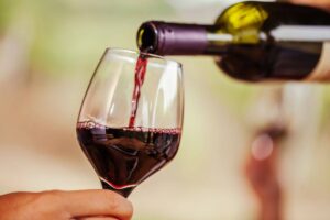 Versare vino rosso