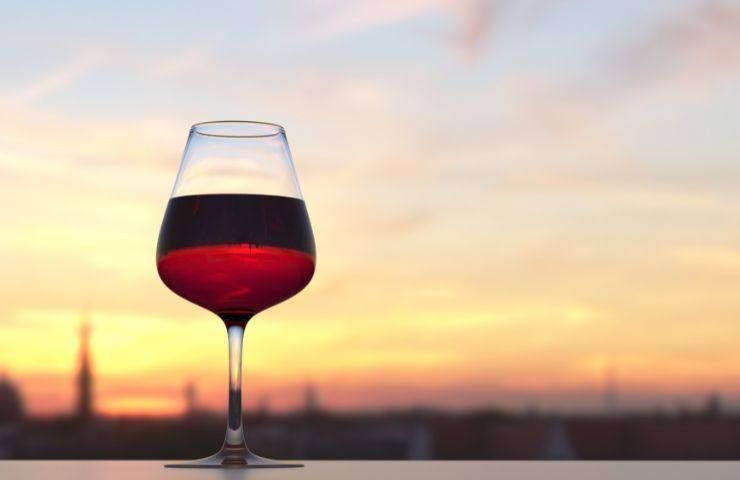 Vino rosso e tramonto