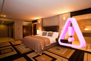 camera d'albergo e segnale attenzione