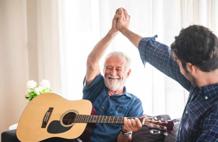 anziano suona chitarra
