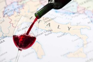 cartina italia e calice di vino rosso
