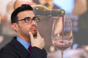 uomo pensieroso e versare il vino nel bicchiere